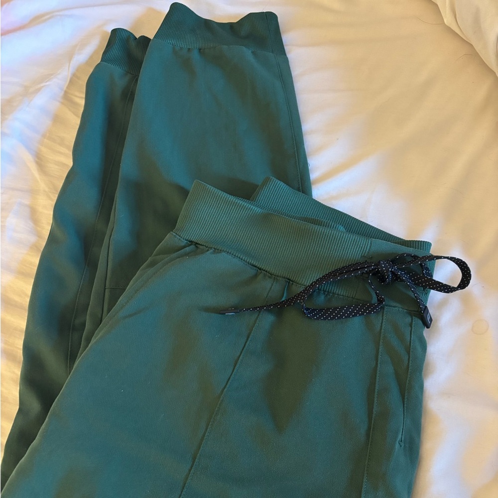 Fabletics women’s scrubs Drawstring Joggers hunter green large short (petite)